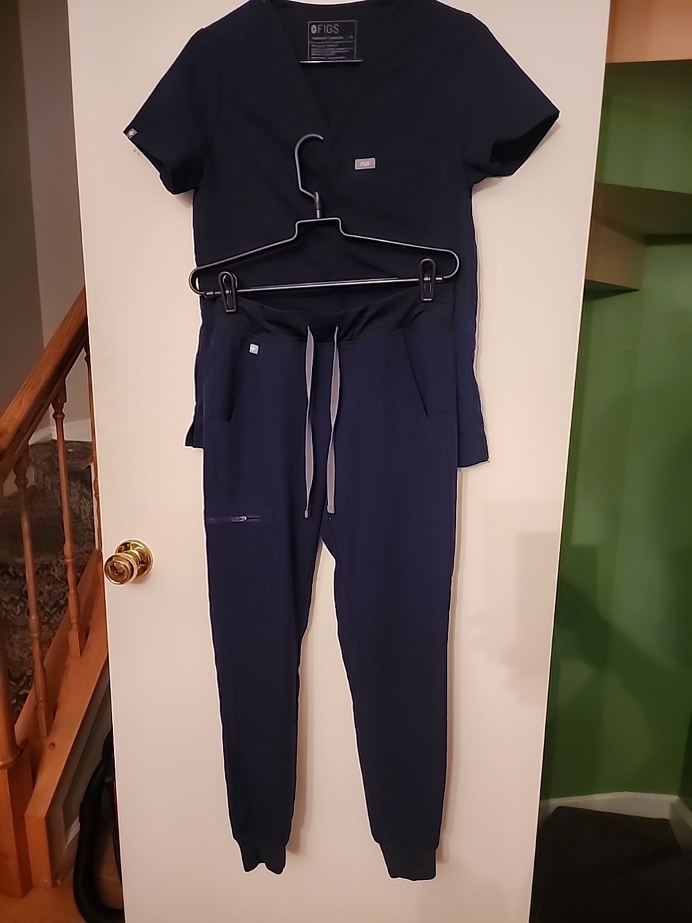 FIGS Women's Navy Scrub Set  Psnts Zamora Jogger Top Catarina V Neck